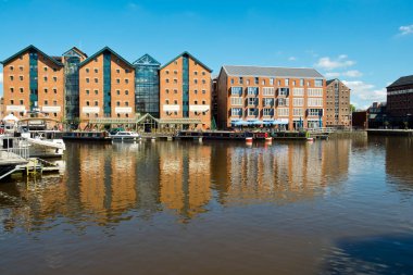 Gloucester, İngiltere - 18 Temmuz 2016: Yenilenmiş Gloucester Rıhtımı, Gloucester, İngiltere çevresindeki yeni binalar ve yeni binalar ticari işletmeler ve konut alanları. Bu tarihi rıhtım alanı köklerini 1800 'lere kadar takip edebilir ve bir zamanlar U idi.