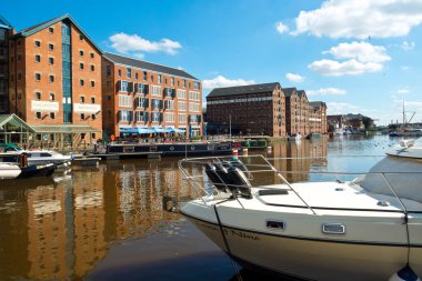 Gloucester, İngiltere - 18 Temmuz 2016: Waterside kafe ve restoranları müşteriler için hazır bekliyor, Gloucester Rıhtımı, Gloucester, İngiltere. Bu tarihi rıhtım alanı köklerini 1800 'lere kadar takip edebilir ve bir zamanlar UK' ların en iç nakliye limanıydı. Bugün çiçek.