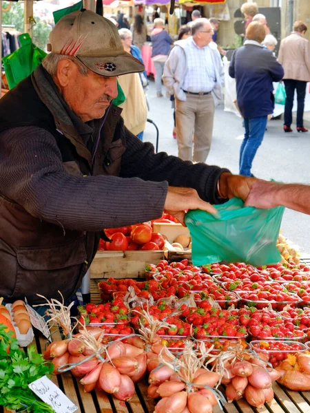Cyprien Dordogne Francia Septiembre 2015 Tendero Frutas Con Carácter Entrega — Foto de Stock