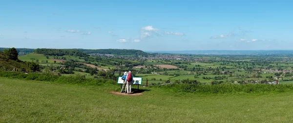 Nympsfield Gloucestershire May 2016 Two People Discuss View Information Signboard — 图库照片