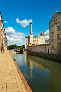 Stroud, Gloucestershire, İngiltere - 26 Ağustos 2016: Yaz güneşi insanları Ebley, Stroud, Gloucestershire, İngiltere 'deki yenilenmiş Stroudwater Canal projesinden keyif almaya çıkarıyor. Eski endüstriyel tesislerde yeni binalar ve işletmeler inşa edildi. 