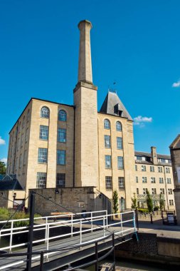 Stroud, Gloucestershire, İngiltere - 26 Ağustos 2016: Yenilenmiş Stroudwater Kanalı üzerinde yaz güneşi ve tarihi Ebley Değirmeni, şimdi ofislere, Stroud, Gloucestershire, İngiltere