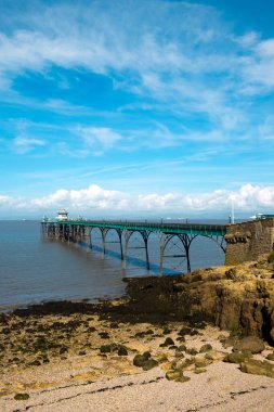 Clevedon, Somerset, İngiltere - 11 Eylül 2016: Yaz sonu güneşi, İngiltere 'nin Somerset kentindeki Clevedon' daki tarihi Viktorya dönemi rıhtımına ziyaretçi getiriyor. Rıhtım 1869 'da açıldı ve buharlı gemi gezileri için bir kalkış noktasıydı..