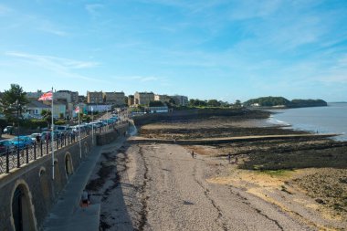 Clevedon, Somerset, İngiltere - 11 Eylül 2016: Yaz sonu güneşi, Bristol Channel, Somerset, İngiltere 'deki Clevedon' daki kayalık kıyılara ve deniz kenarına ziyaretçi getiriyor. Clevedon Viktorya döneminde popüler bir sahil beldesiydi..