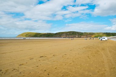 11 Eylül 2016: Yaz sonu güneşi ziyaretçileri Bristol Channel, Somerset, İngiltere 'deki Brean Sands plajına getirdi. Brean Plajı 10 km 'lik plajın bir parçasıdır. Bazıları arabalara açıktır..