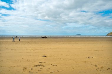 11 Eylül 2016: Yaz sonu güneşi ziyaretçileri Bristol Channel, Somerset, İngiltere 'deki Brean Sands plajına getirdi. Brean Plajı 10 km 'lik plajın bir parçasıdır. Bazıları arabalara açıktır..