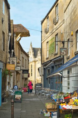 Bradford Avon - 10 Ekim 2016: Birkaç müşteri güneşli bir sonbahar sabahı Avon, Wiltshire, İngiltere 'de bulunan Bradford' da antika dar sokaklardan geçiyor