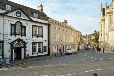 Bradford Avon - 10 Ekim 2016: Birkaç müşteri güneşli bir sonbahar sabahı Avon, Wiltshire, İngiltere 'de bulunan Bradford' da antika dar sokaklardan geçiyor