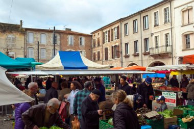 Villeneuve-sur-Lot, Fransa - 1 Nisan 2017: Müşteriler serin bir bahar sabahı Villeneuve-sur-Lot, Lot-et-Garonne, Fransa 'da