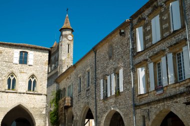Monflanquin, Fransa - 6 Nisan 2017: Monflanquin, Lot-et-Garonne, Fransa 'nın merkezindeki' Kara Prens 'in Evi'. Bu pitoresk kasaba Fransa 'nın En Güzel Köyleri' nin (Les Plus Beaux Villa) bir üyesidir.