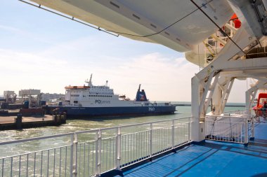 Calais, Fransa - 11 Nisan 2017: Güneşli bir bahar öğleden sonrasında Fransa 'nın Calais limanından kalkıp Dover, İngiltere' ye giden bir feribot. Calais, Fransa 'nın yolcu trafiği açısından en büyük limanıdır..