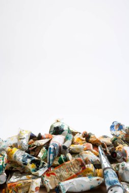 Dursley, İngiltere - 9 Mayıs 2017: Bir kutuda bulunan ihmal edilmiş ve dağınık sanatçı boyası tüpleri koleksiyonu. Çeşitli üreticiler.