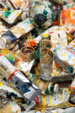 Dursley, İngiltere - 9 Mayıs 2017: Bir kutuda bulunan ihmal edilmiş ve dağınık sanatçı boyası tüpleri koleksiyonu. Çeşitli üreticiler. Tam çerçeve.