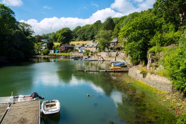 Port Navas, Cornwall, İngiltere - 4 Haziran 2017: Helford Estuary, Cornwall, İngiltere 'deki eski moda Port Navas' ta küçük tekne demirlemelerinde güzel bir yaz öğleden sonrası güneşi
