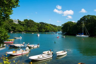 Port Navas, Cornwall, İngiltere - 4 Haziran 2017: Helford Estuary, Cornwall, İngiltere 'deki eski moda Port Navas' ta küçük tekne demirlemelerinde güzel bir yaz öğleden sonrası güneşi