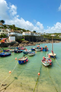 Coverack, Cornwall, İngiltere - 6 Haziran 2017: İngiltere 'nin Cornwall kentindeki geleneksel Coverack köyünün limanındaki küçük teknelerde yaz öğleden sonra güneşi