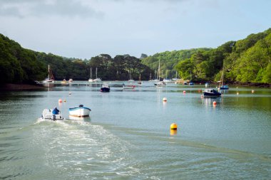 Port Navas, Cornwall, İngiltere - 7 Haziran 2017: Helford Estuary, Cornwall, İngiltere 'deki eski moda Port Navas' a demirlemiş küçük teknelerin huzurlu bir yaz sabahı manzarası