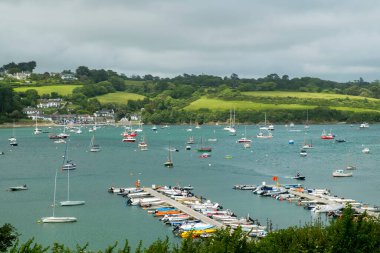 Helford, İngiltere - 8 Haziran 2017: Helford Estuary boyunca Helford köyünden İngiltere 'nin Cornwall kentindeki Helford Passage' a demirlemiş çok sayıda küçük tekneye bakın. Helford, Olağanüstü Doğal Güzelliğin (AONB) Cornwall Area 'sındadır.).