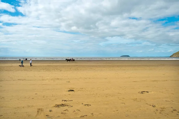 11 Eylül 2016: Yaz sonu güneşi ziyaretçileri Bristol Channel, Somerset, İngiltere 'deki Brean Sands plajına getirdi. Brean Plajı 10 km 'lik plajın bir parçasıdır. Bazıları arabalara açıktır..