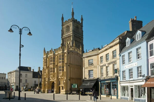 2017年3月15日 英国锡兰斯特 春天的阳光将当地人和游客吸引到最近由英国格洛斯特郡锡兰斯特修道院教堂重建的历史性市场 Crencester是The Cotswolds最大的城镇 经常被提及 — 图库照片