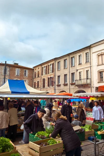 Villeneuve Sur Lot Frankrijk April 2017 Shoppers Trotseren Een Kille — Stockfoto