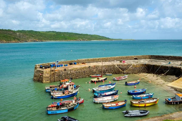 Coverack Cornwall Storbritannien Juni 2017 Sommarsol Små Båtar Hamnen Den — Stockfoto