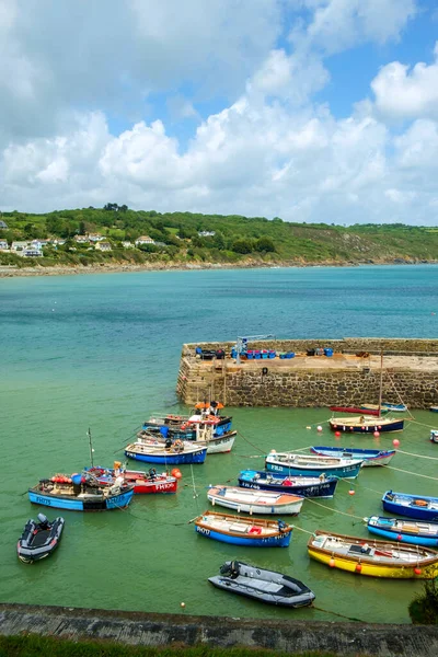 Coverack Cornwall Storbritannien Juni 2017 Sommarsol Små Båtar Hamnen Den — Stockfoto