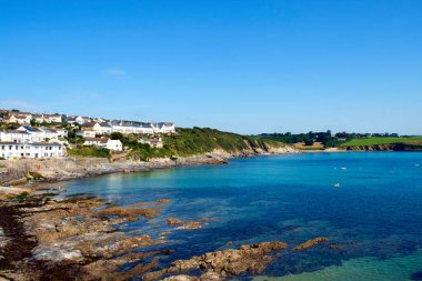Portscatho, İngiltere - 25 Temmuz 2017: Güzel bir yaz sabahında Portscatho, Cornwall, İngiltere 'deki liman ve kıyı şeridi manzarası. Portscatho popüler bir deniz kenarı tatil beldesidir..