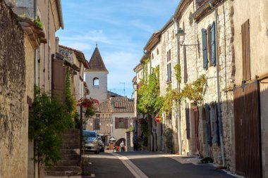 Tournon d 'Agenais, Lot et Garonne, Fransa - 27 Eylül 2017: Fransa' nın Tournon d 'Agenais, Lot et Garonne, Fransa kırsalında güneşli bir sonbahar öğleden sonrasında kasabanın çok az ziyaretçisi vardır.