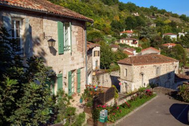 28 Eylül 2017 - Penne d 'Agenais, Lot et Garonne, Fransa: Geleneksel mimari Penne d' Agenais, Lot et Garonne, Fransa 'nın dar sokaklarında her yerde. Bu cennet gibi tepe köyünün, bir sürü nehir manzarası var.