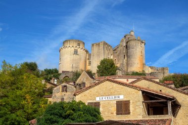 Fumel, Lot et Garonne, Fransa - 2 Ekim 2017: Fransa 'nın Garonne şehrinde güneşli bir sonbahar öğleden sonrasında Fumel yakınlarındaki Chateau de Bonaguil' in tarihi kalıntılarının görüntüsü