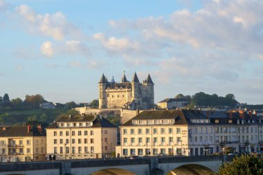 Saumur, Fransa - 6 Ekim 2017: Şato de Saumur 'a kadar Telephoto manzaralı sonbahar güneşi, Saumur, Maine et Loire, Fransa