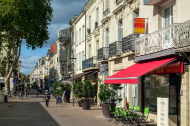 Saumur, Fransa - 6 Ekim 2017: Şehrin sokaklarında sonbahar güneşi, Saumur, Maine et Loire, Fransa