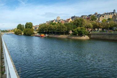 Le Mans, Fransa - 7 Ekim 2017: Sarthe Nehri üzerindeki eski şehir Le Mans 'ın sonbahar öğleden sonrası binalarına bakın, Le Mans, Sarthe, Loire Valley, Fransa