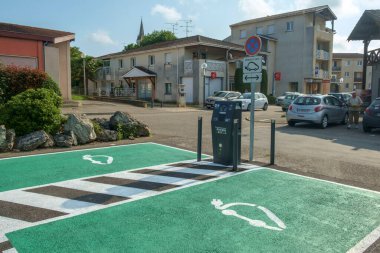 Saint Sylvestre sur Lot, Fransa - 13 Haziran 2018: Fransa 'nın Garonne kentinin kırsal kesimindeki bir otoparkta elektrikli araçları şarj etmek için ayrılmış park yerleri