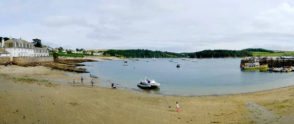 Julho 2017 Mawes Cornwall Visitantes Desfrutam Praia Maré Baixa Uma — Fotografia de Stock