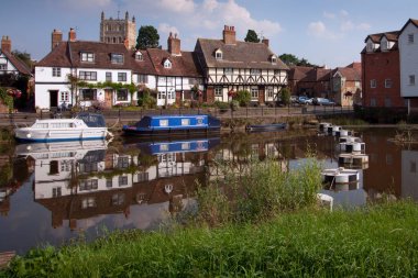 Tewkesbury, İngiltere - 26 Temmuz 2012: Kasabada Abbey Mill yakınlarında sessiz bir köşe.