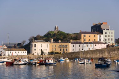 Tenby, Pembrokeshire, İngiltere - 12 Ekim 2008: Sonbahar güneşinde liman çevresindeki renkli binalar.