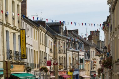 See, Normandiya, Fransa - 19 Eylül 2014: Sees, Orne, Normandiya, Fransa 'da tipik bir alışveriş caddesi mimarisi