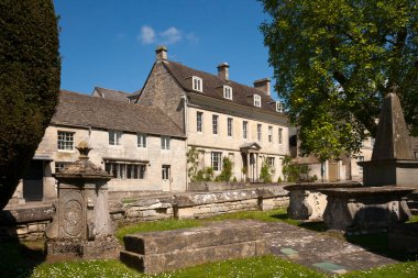 Kilisenin karşısındaki ana caddedeki Picturesque Cotswold taş evleri, Painswick, Gloucestershire, İngiltere