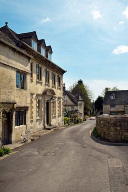 Birçok eski Cotswold taş evleri Painswick, Gloucestershire, İngiltere 'de sokaklara dizilmiştir.