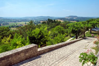 Tarihi 'bastide' kasabasının kenarındaki bir bakış açısı Tournon d 'Agenais, Lot et Garonne, Fransa' nın kırsal kesimine bakıyor.