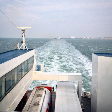 Fransa 'nın Calais limanından ayrılan feribota bakıyorum. Telefon ya da tablet işlemleri içeren cep telefonu fotoğrafı.