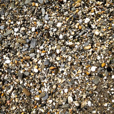 Cornwall plajı çakıl taşları, tam çerçeve arkaplan dokusu. Telefon ya da tablet işlemleri içeren cep telefonu fotoğrafı.