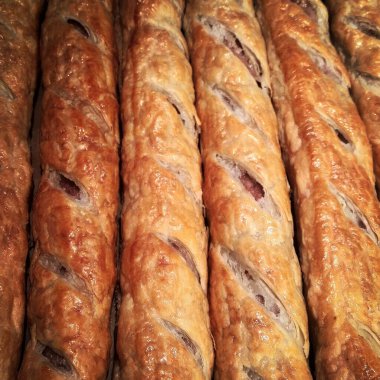 Sosis fırından taze taze çıkmış, doğramak için bekliyor. Telefon ya da tablet işlemleri içeren cep telefonu fotoğrafı.