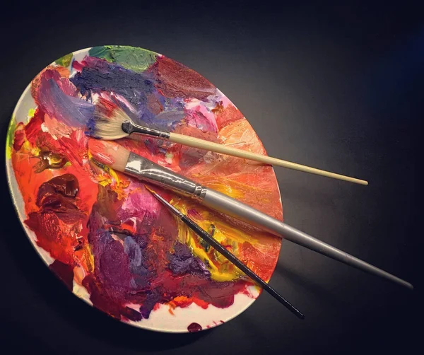 Sanatçılar Yemek Tabağına Fırçayla Palet Boyarlar Mobil Aygıt Post Işlemci — Stok fotoğraf