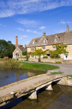 Sonbahar güneşi, Cotswolds, Gloucestershire, İngiltere, İngiltere 'de Lower Slaughter' da eski taş kulübeler.