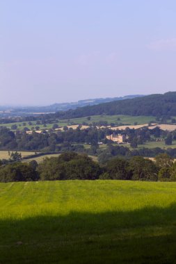İngiltere, Gloucestershire, Winchcombe yakınlarındaki Cotswold kırsalının akşam güneşli manzarası.