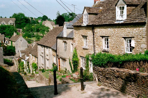 Julio 1995 Cabañas Tradicionales Piedra Cotswold Una Colina Empedrada Chipping — Foto de Stock