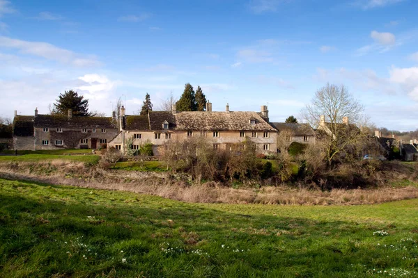 Little Barrington, Cotswolds, Oxfordshire, İngiltere 'deki huzurlu köy evlerinde bir sıra taş ev.